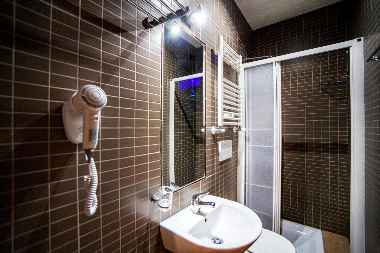Dreibettzimmer mit Gemeinschaftsbad